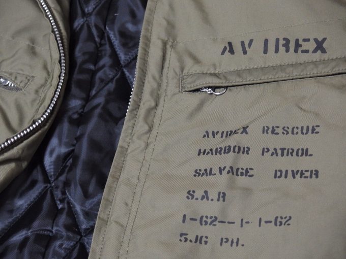 AVIREX-アヴィレックス-中綿入りステンシルジャケット-左胸のステンシルプリント
