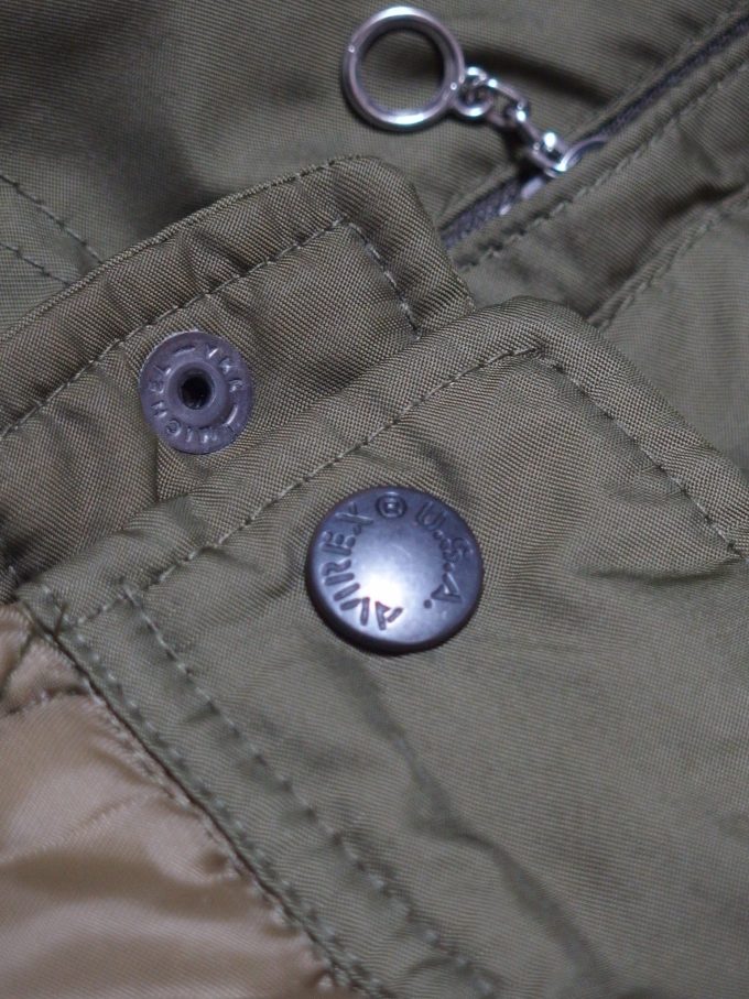 AVIREX-アヴィレックス-中綿入りステンシルジャケット-袖のスナップボタン