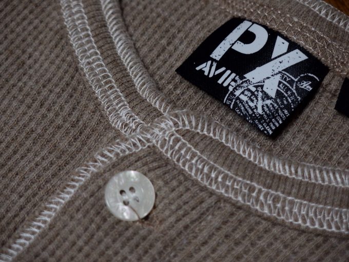 AVIREXアヴィレックス-ワッフル-ヘンリーネック-七分袖Tシャツ-襟元の画像