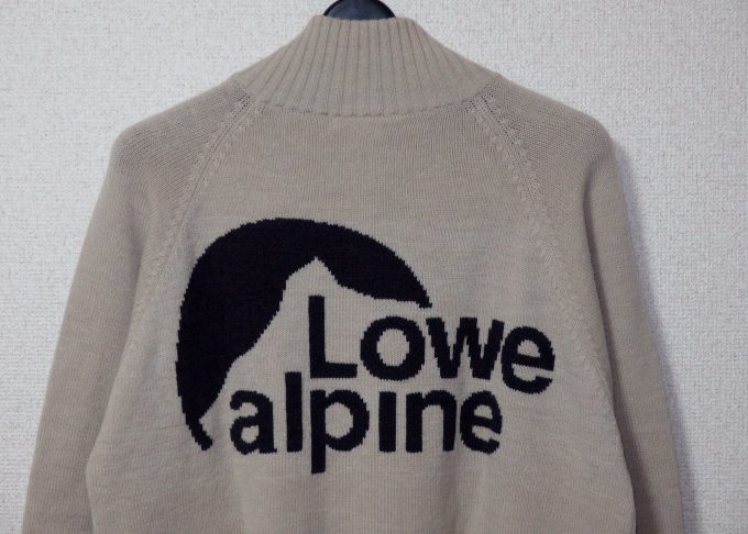 Lowe-alpine-ロウアルパイン-フルジップセーター-背面のブランドマーク