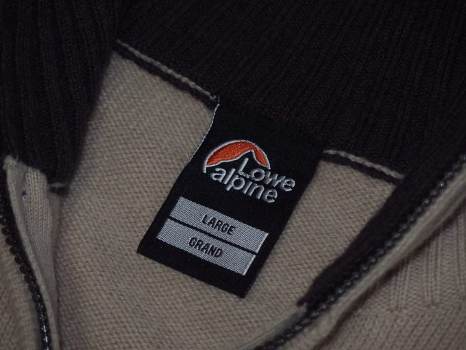 Lowe-alpine-ロウアルパイン-フルジップセーター-襟元ラベル
