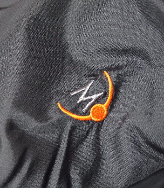 MOONSTONEムーンストーン-シェーラスジャケット-袖の刺繍ロゴ