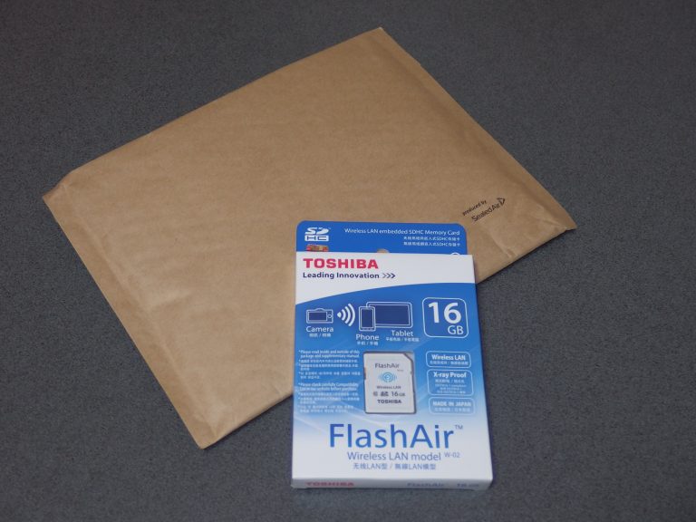 東芝TOSHIBA 無線LAN搭載 FlashAir Wi-Fi SDHCカード 外箱