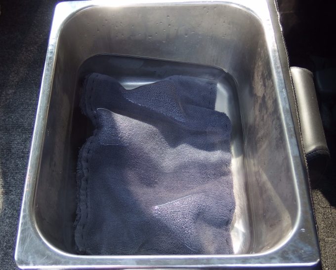 重曹を溶かした熱湯に雑巾を浸す
